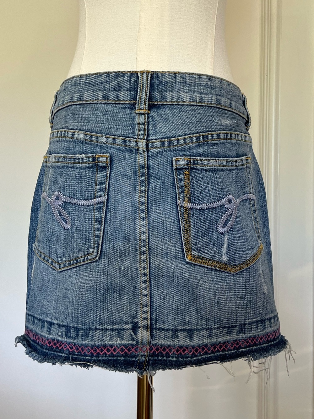 Guess Jeans Y2K light wash Micro Mini Denim Skirt Sz 27 Embroidered